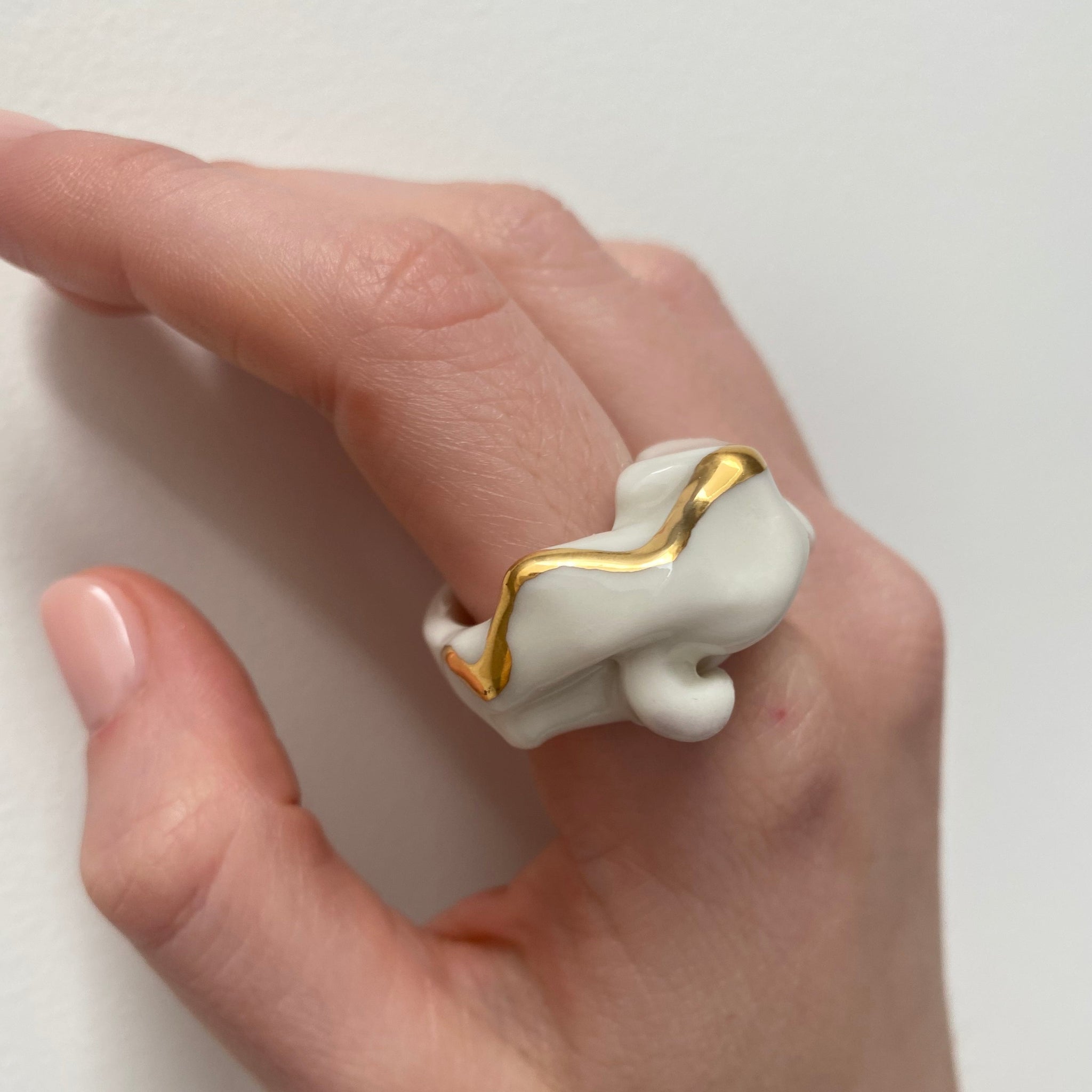 PORCELAIN CHONKY RING - Bright Gold
